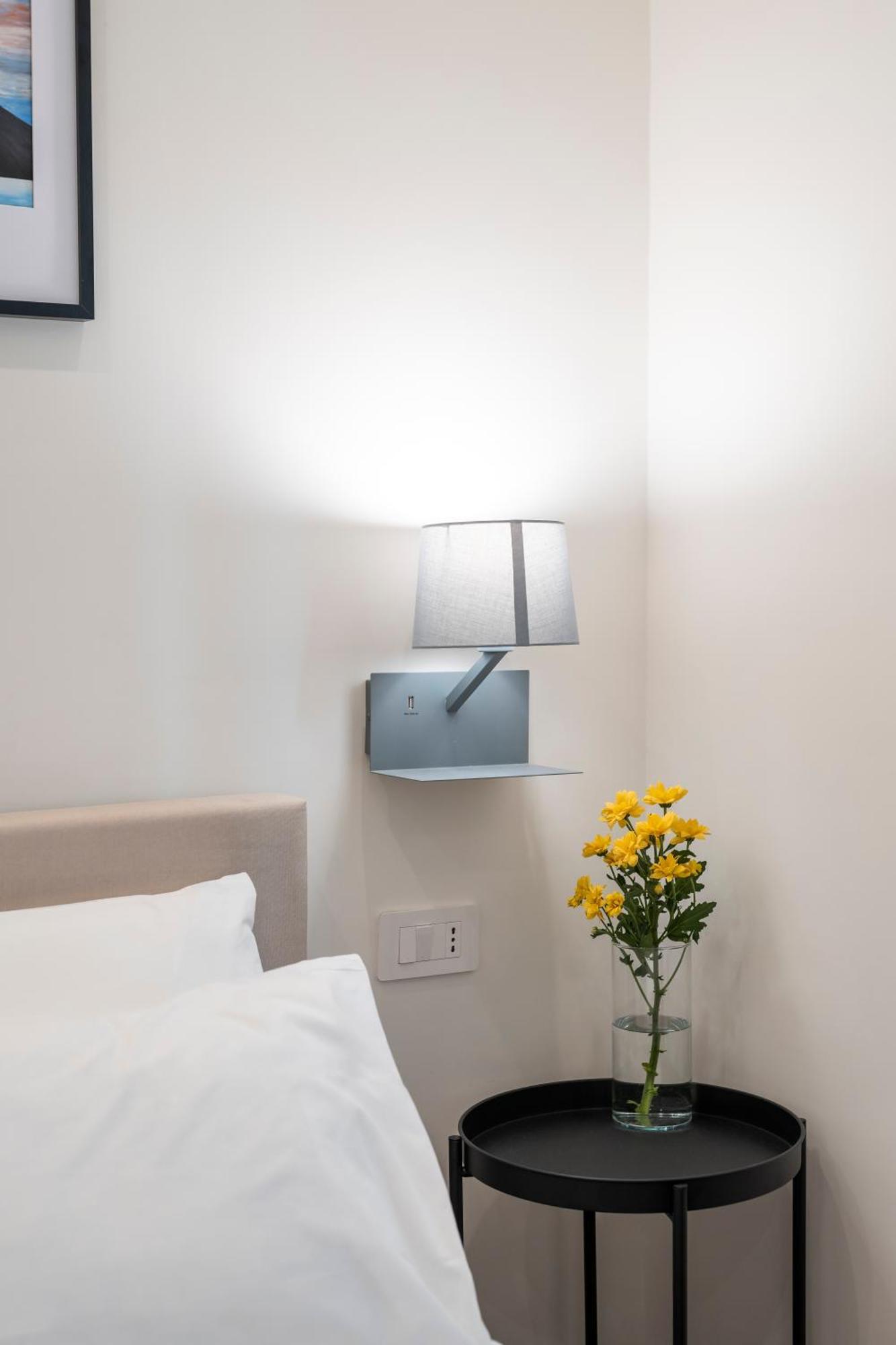Well Suites - Piazza Dei Martiri Napoli Esterno foto